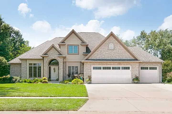 Raynor Aspen AP200LV LuxeVue — Residential Garage Doors, Residential doors